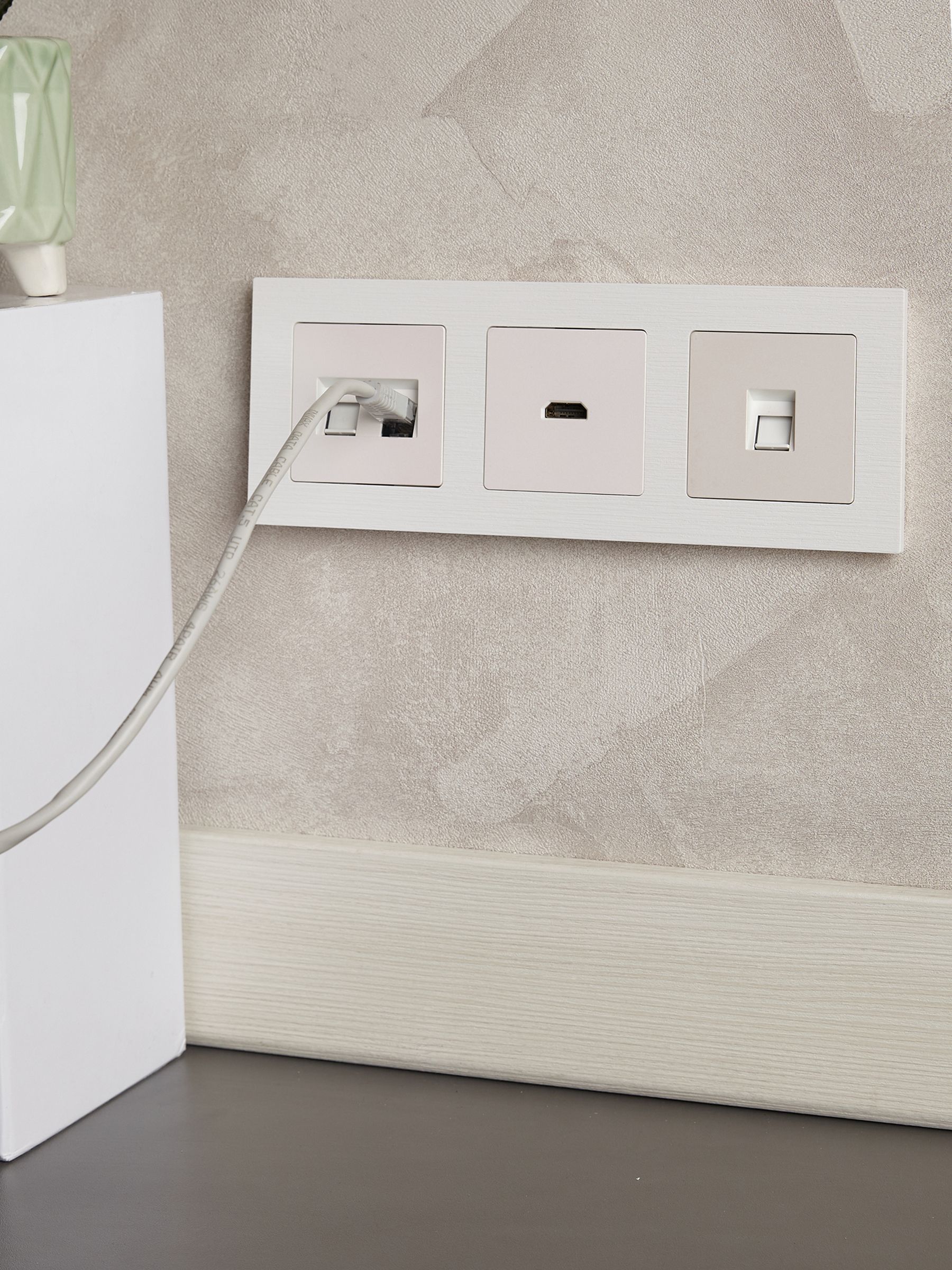 BRITE Рамка 3-местная РУ-3-Бр белый рифленый IEK