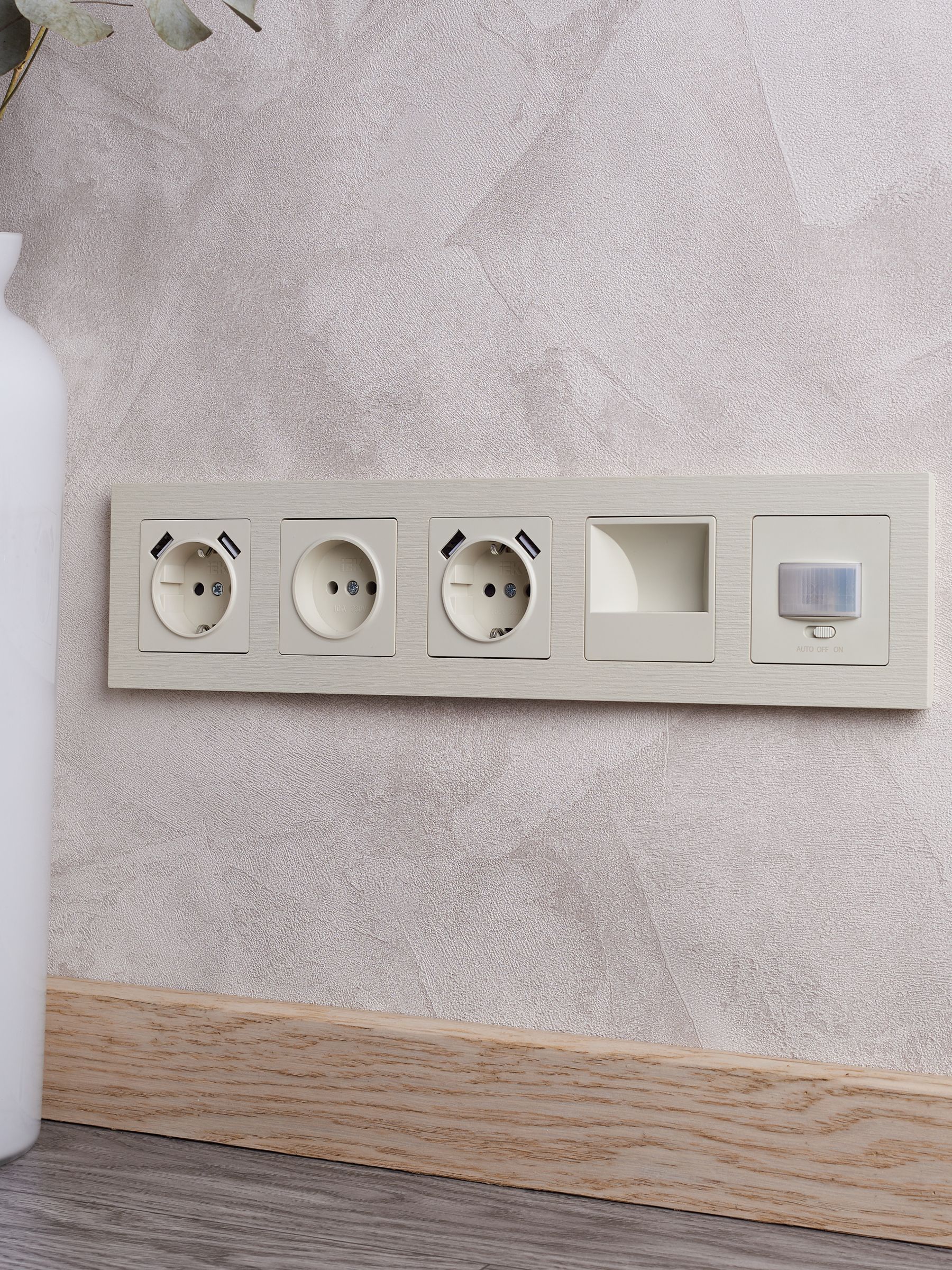 BRITE Рамка 5-местная РУ-5-Бр бежевый рифленый IEK