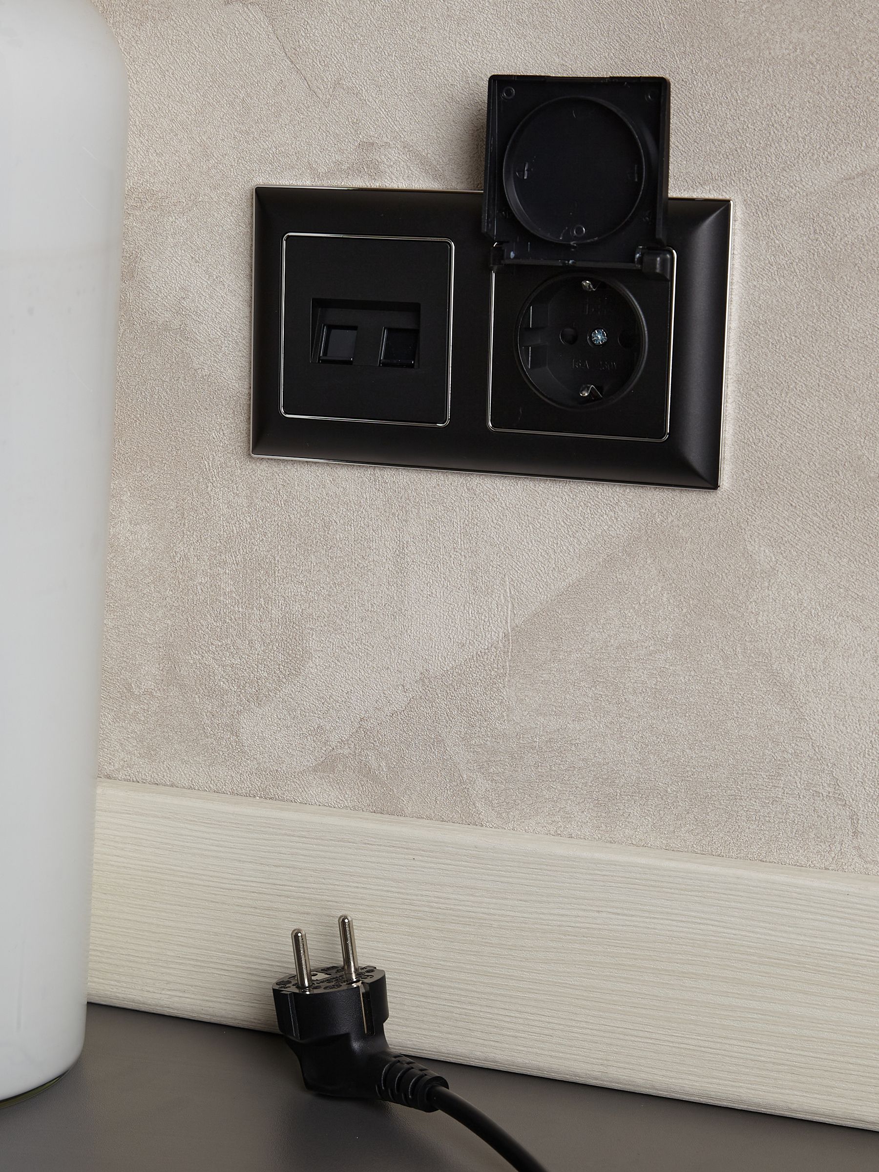 BRITE Рамка 2-местная РУ-2-Бр хром/черный IEK