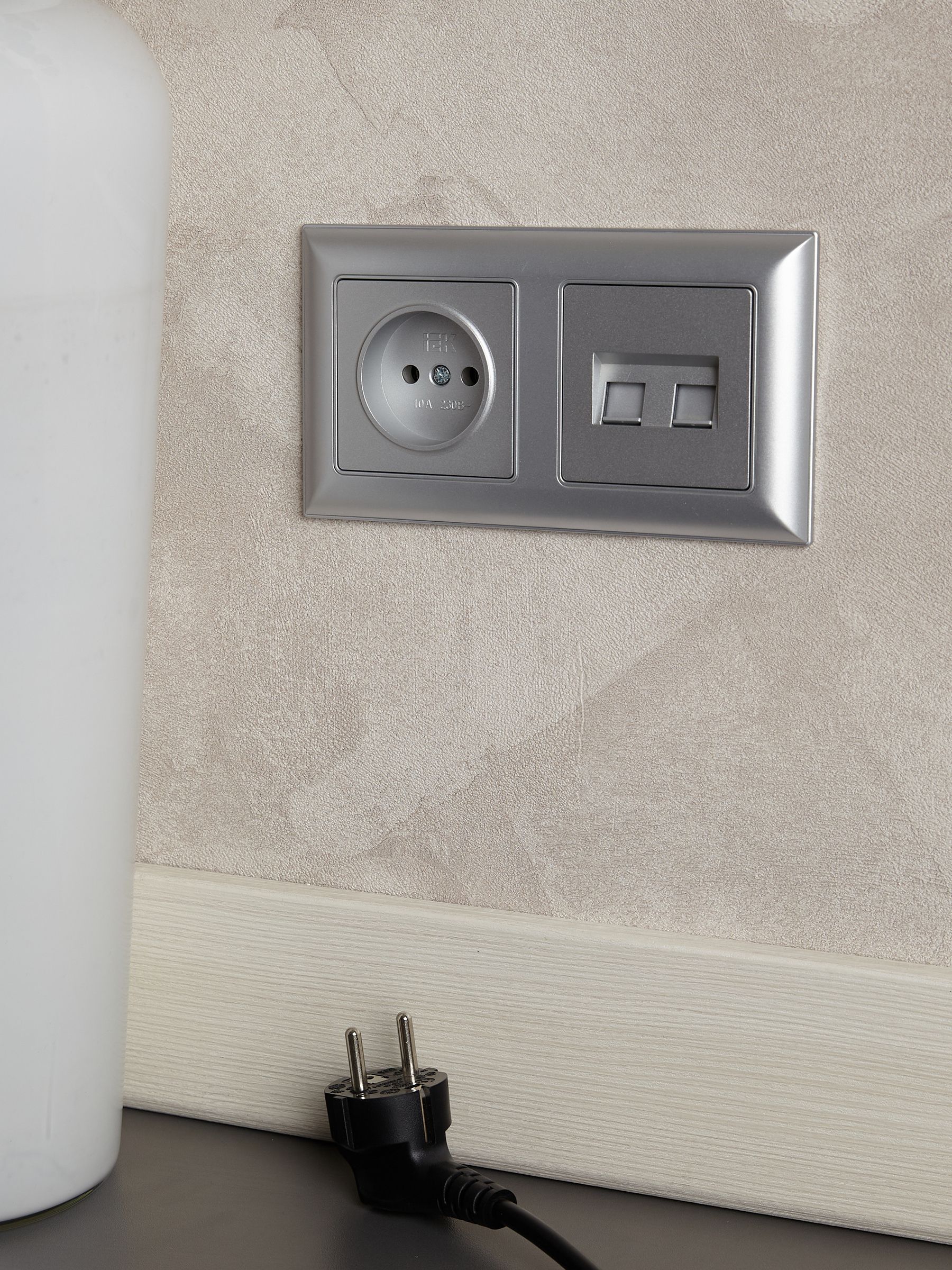 BRITE Рамка 2-местная РУ-2-Бр алюминий/алюминий IEK