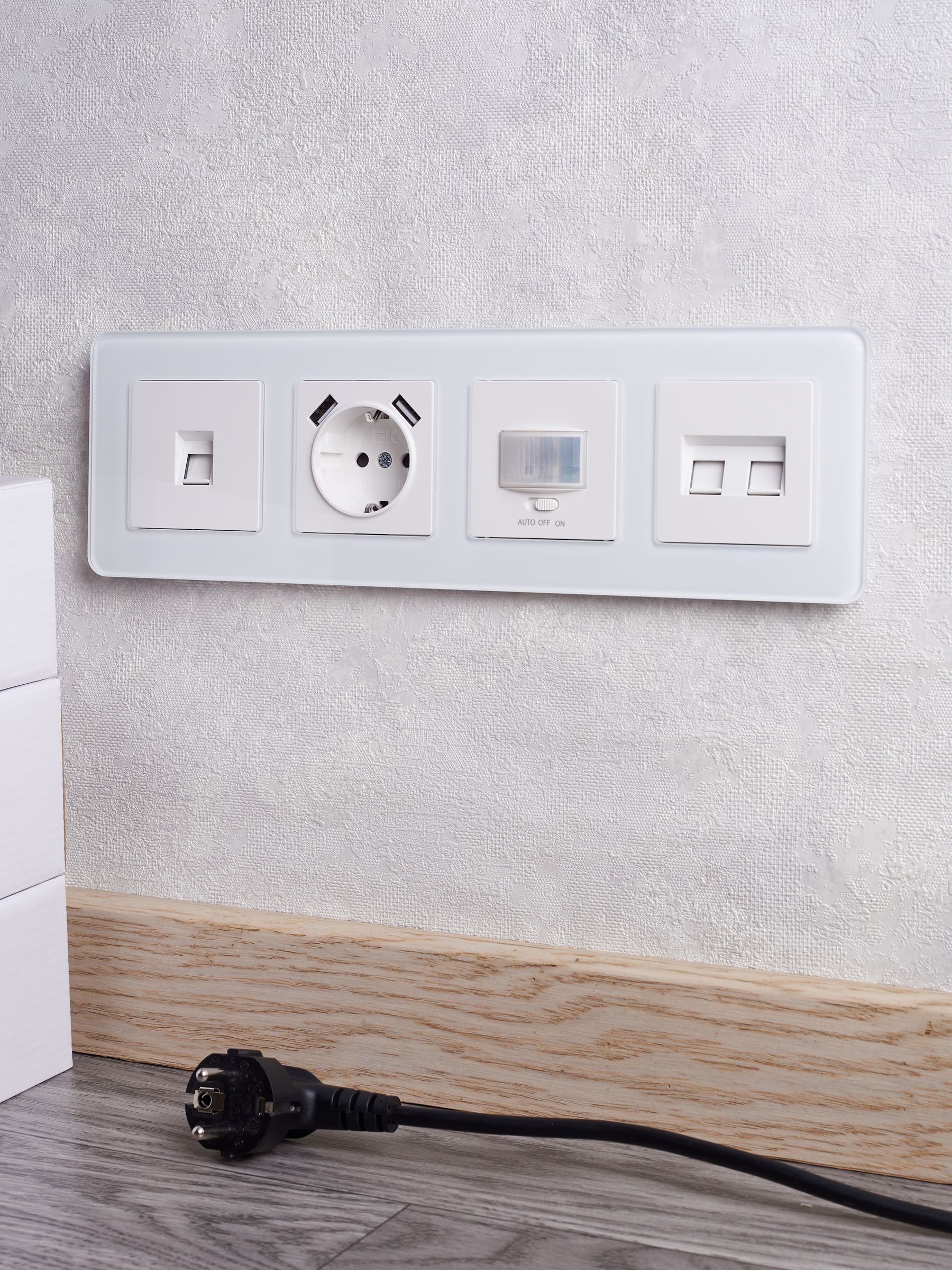 BRITE Розетка 1-местная с заземлением со шторками 16А с USB A+A 5В 3,1А РЮш10-2-БрБ белый ИЭК