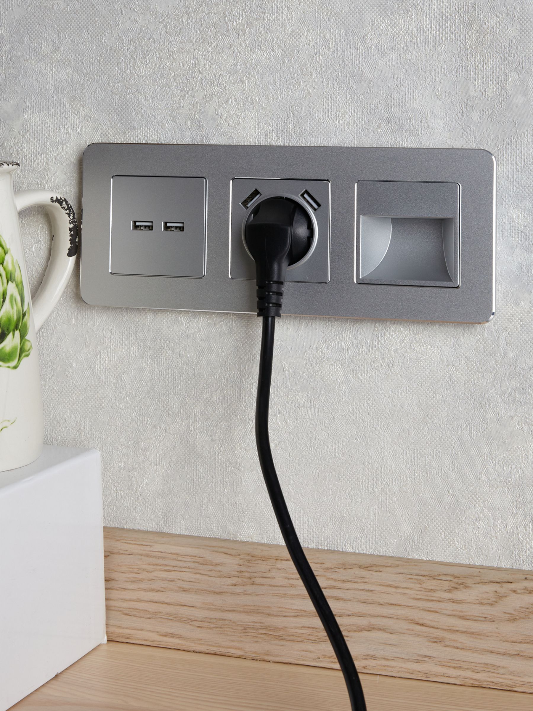 BRITE Розетка 1-местная с заземлением со шторками 16А с USB A+A 5В 2,1А РЮш10-1-БрА алюминий ИЭК