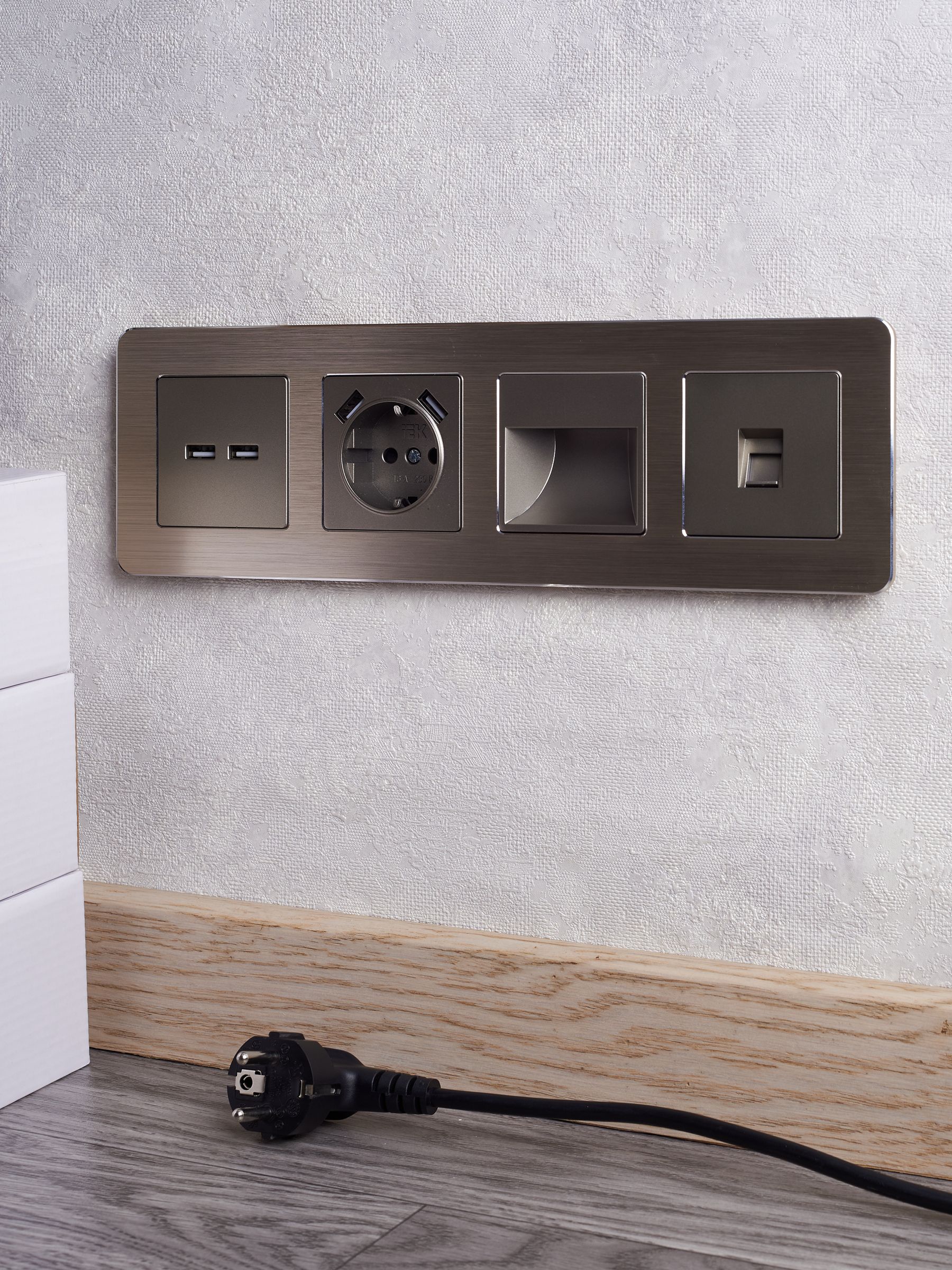 BRITE Розетка 1-местная с заземлением со шторками 16А с USB A+A 5В 3,1А РЮш10-2-БрШ шампань ИЭК
