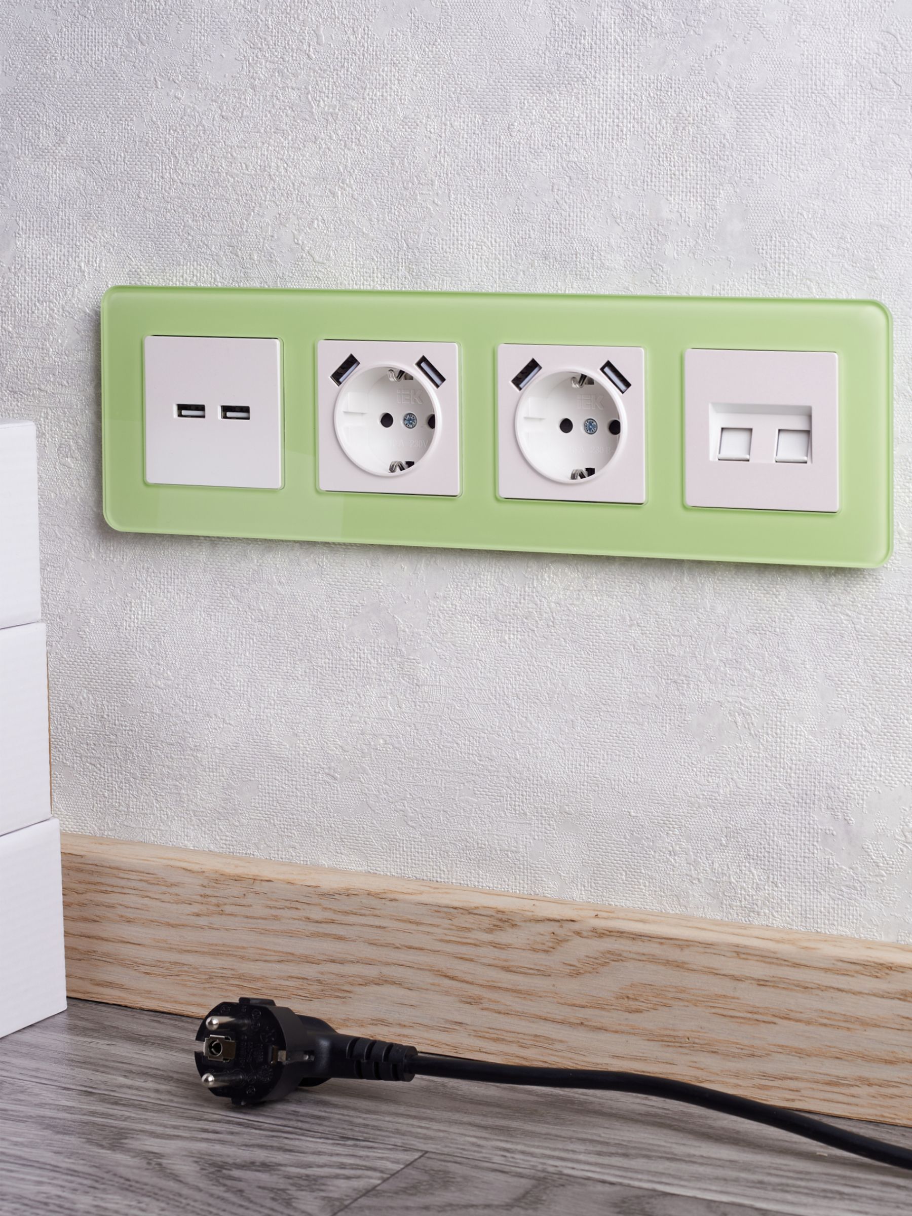 BRITE Розетка 1-местная с заземлением со шторками 16А с USB A+A 5В 3,1А РЮш10-2-БрЖ жемчуг ИЭК
