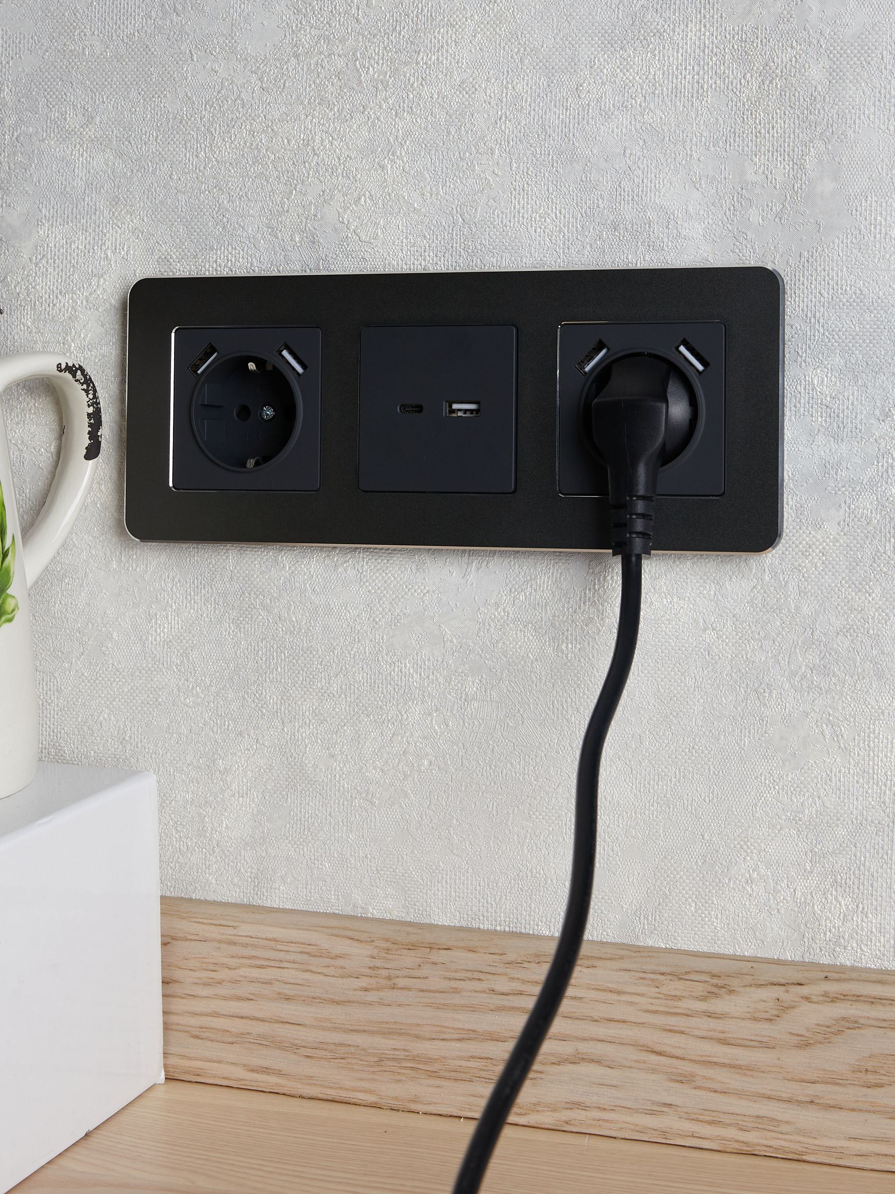 BRITE Розетка 1-местная с заземлением со шторками 16А с USB A+A 5В 3,1А РЮш10-2-БрГ графит ИЭК