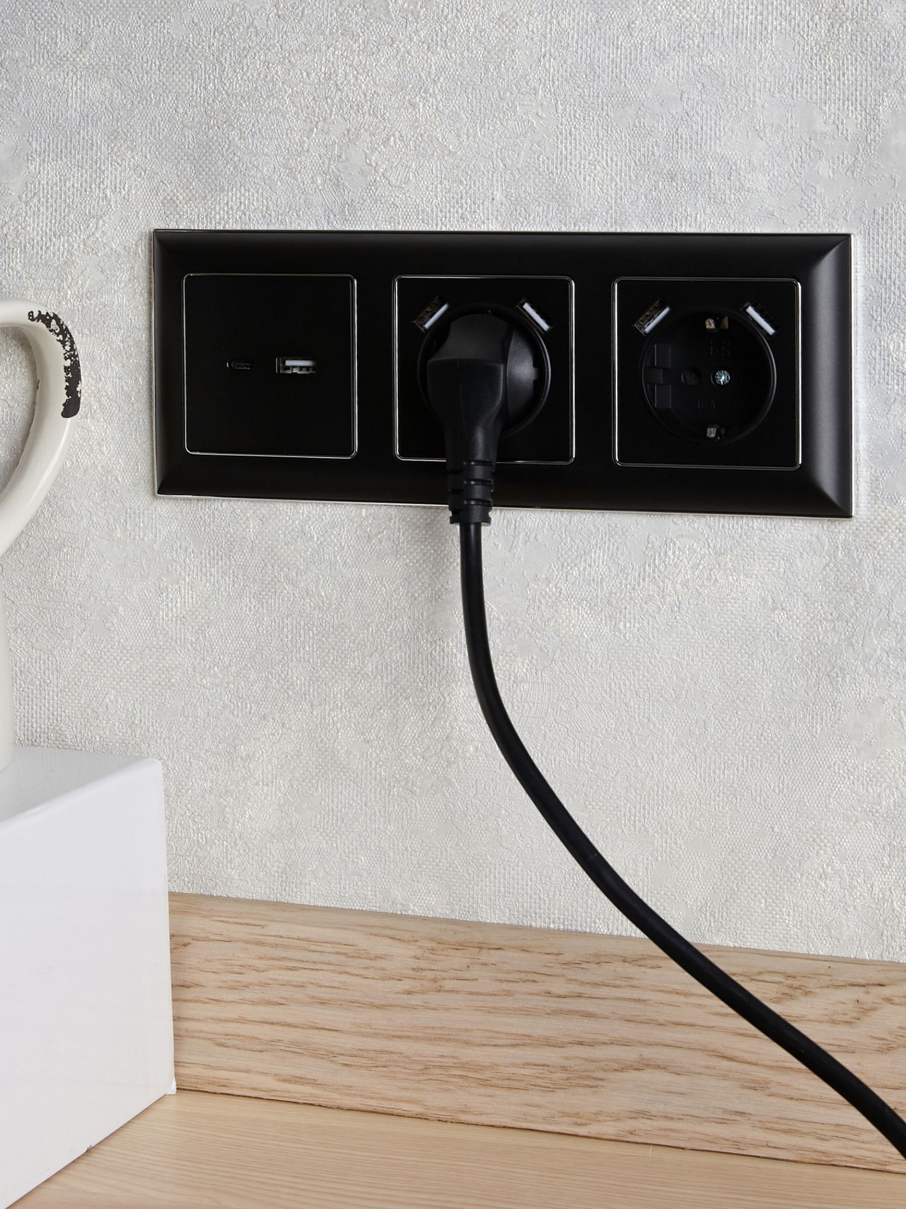 BRITE Розетка 1-местная с заземлением со шторками 16А с USB A+A 5В 3,1А РЮш10-2-БрЧ черный ИЭК