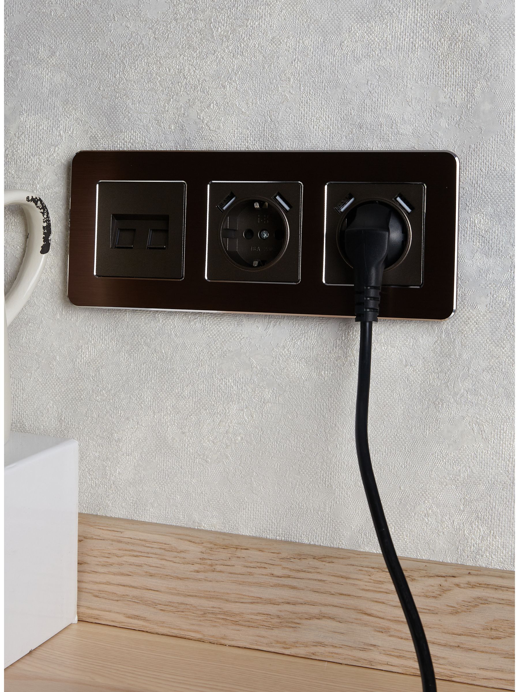 BRITE Розетка 1местная с заземлением со шторками 16А USB A+A 5В 3,1А РЮш10-2-БрТБ темная бронза ИЭК