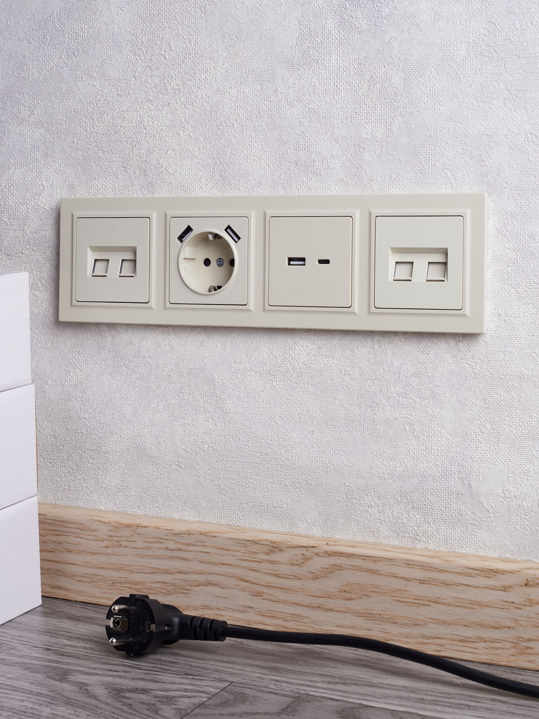 BRITE Розетка 1-местная с заземлением со шторками 16А с USB A+A 5В 2,1А РЮш10-1-БрКр бежевый ИЭК