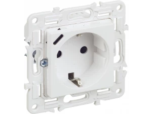 SKANDY Розетка с заземлением с защитными шторками 16А с USB C 18Вт SK-R17W арктический белый IEK
