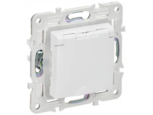 SKANDY Розетка 1-местная с заземлением со шторками и крышкой 16А IP44 SK-R11W арктический белый IEK
