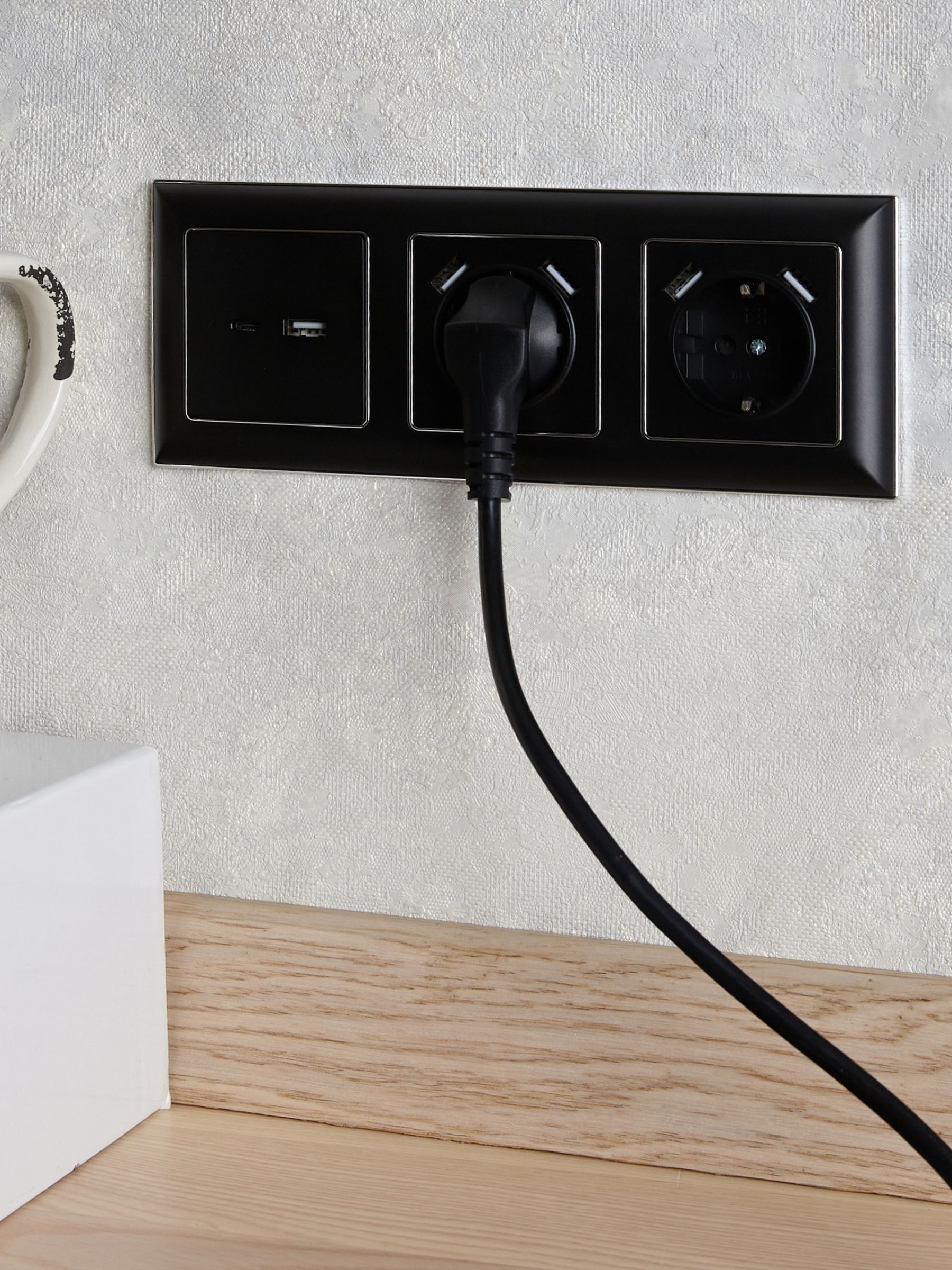 BRITE Розетка 1-местная с заземлением со шторками 16А с USB A+A 5В 2,1А РЮш10-1-БрЧ черный ИЭК
