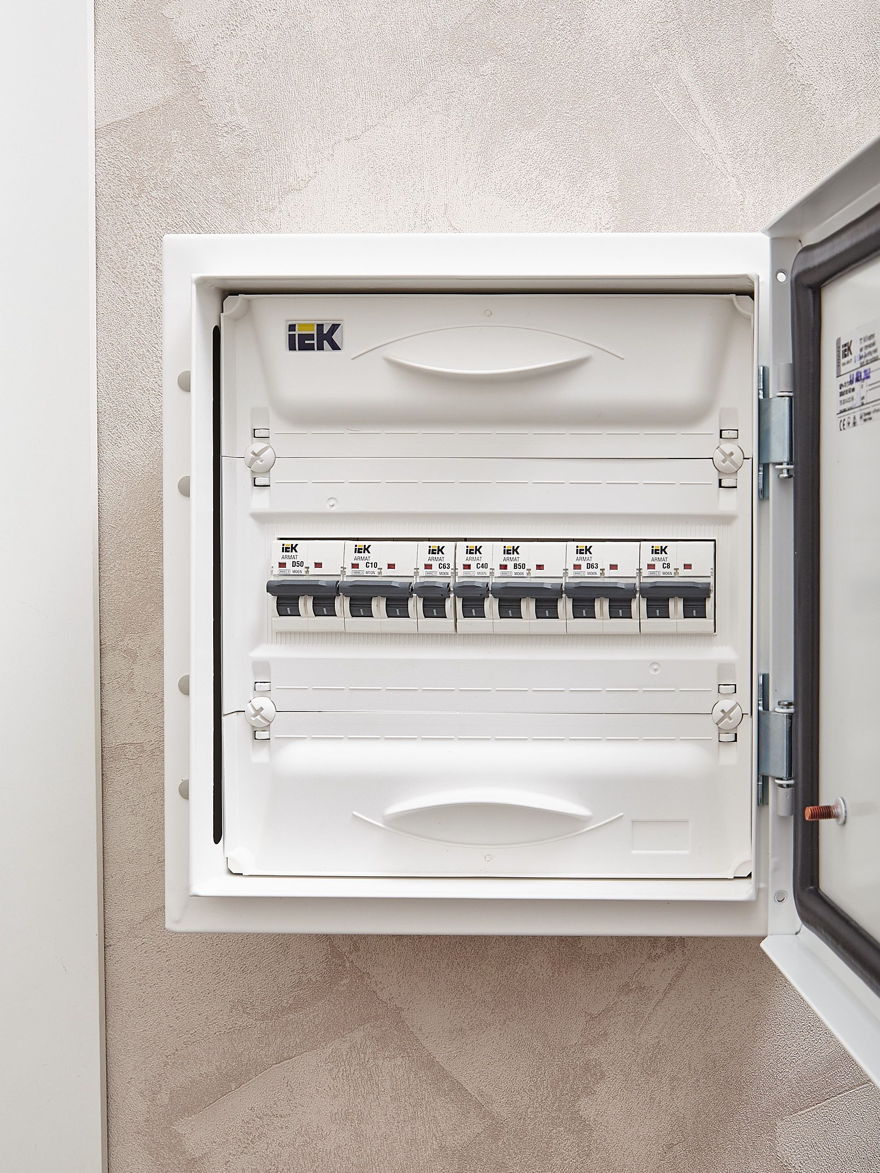ARMAT Автоматический выключатель M06N 1P C 63А IEK