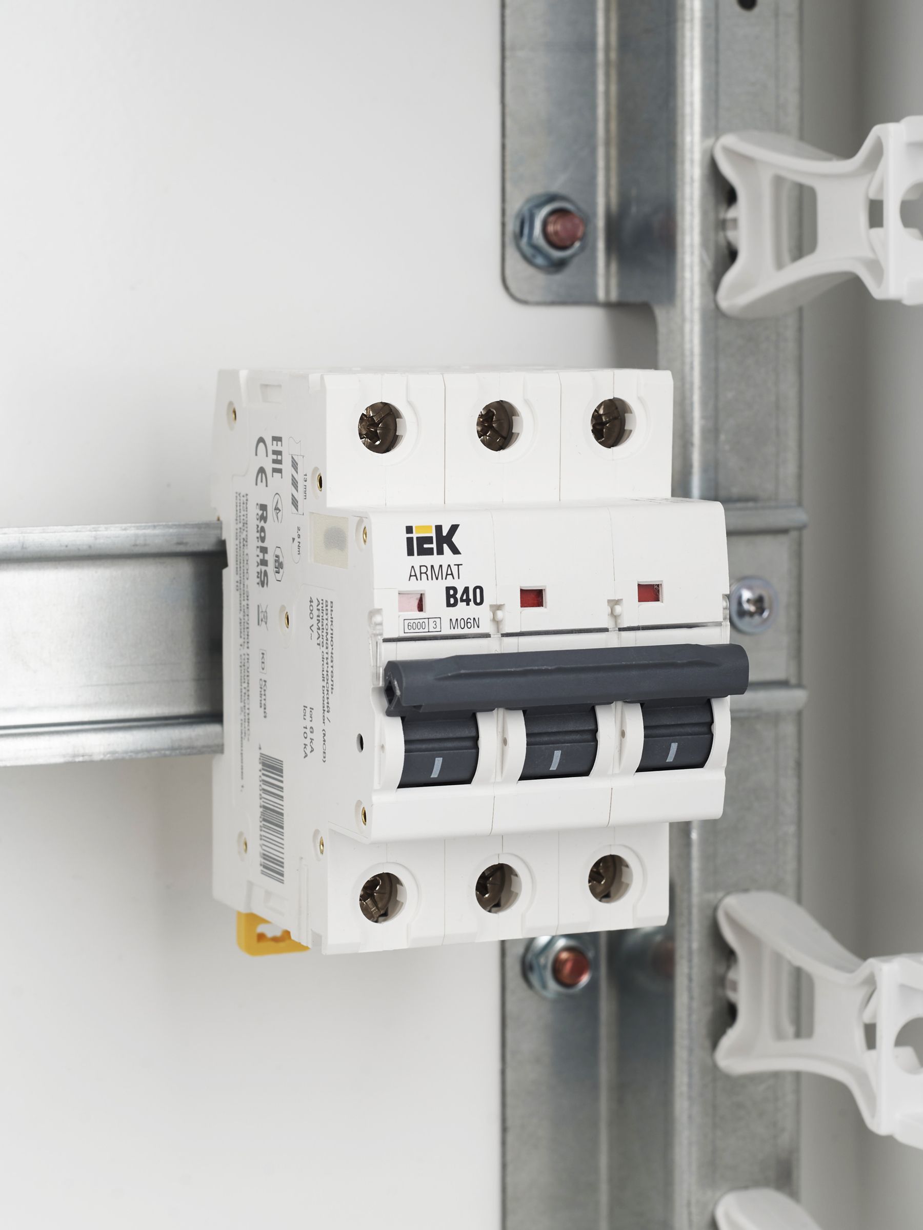 ARMAT Автоматический выключатель M06N 3P B 40А IEK