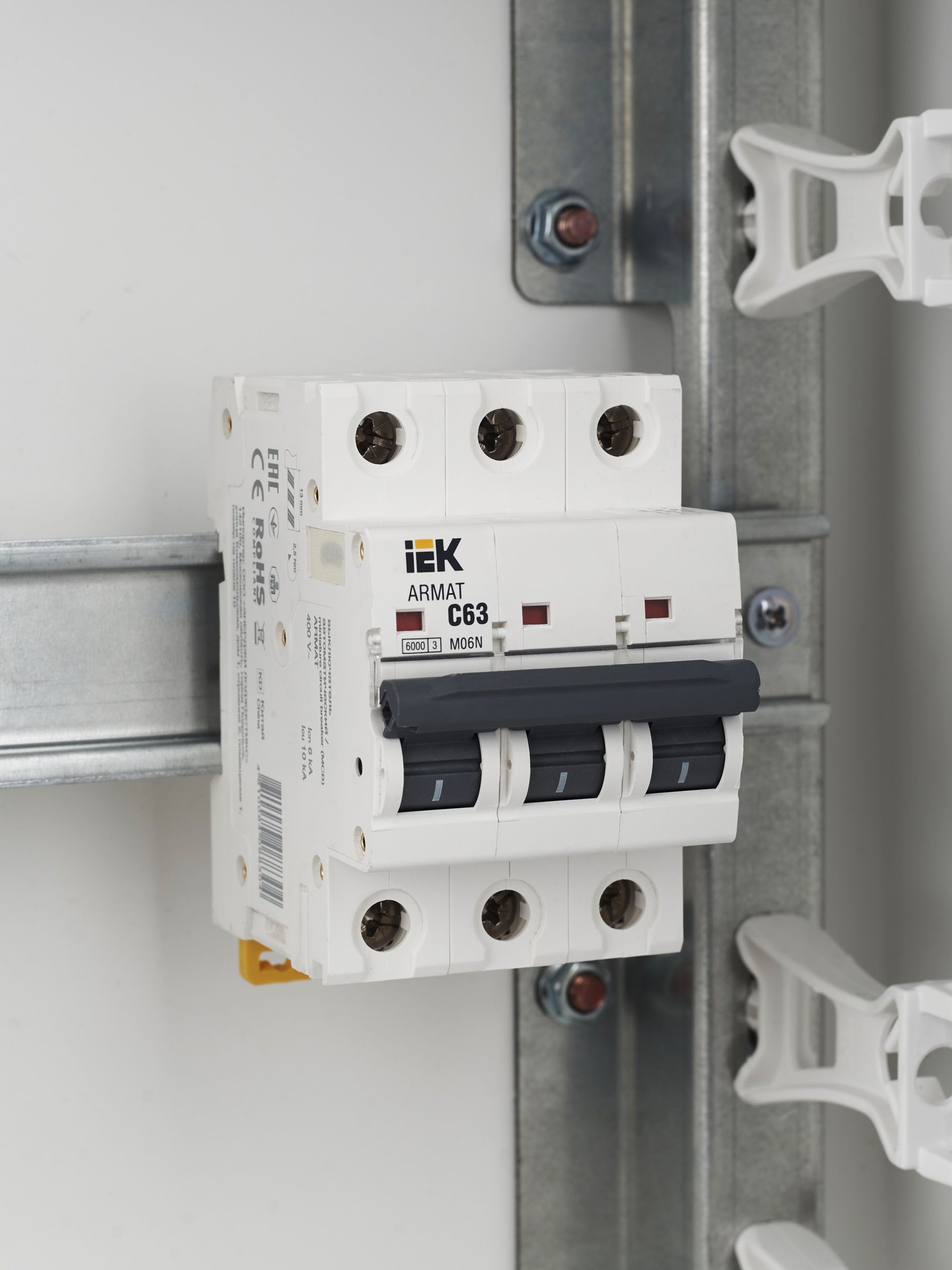 ARMAT Автоматический выключатель M06N 3P C 63А IEK