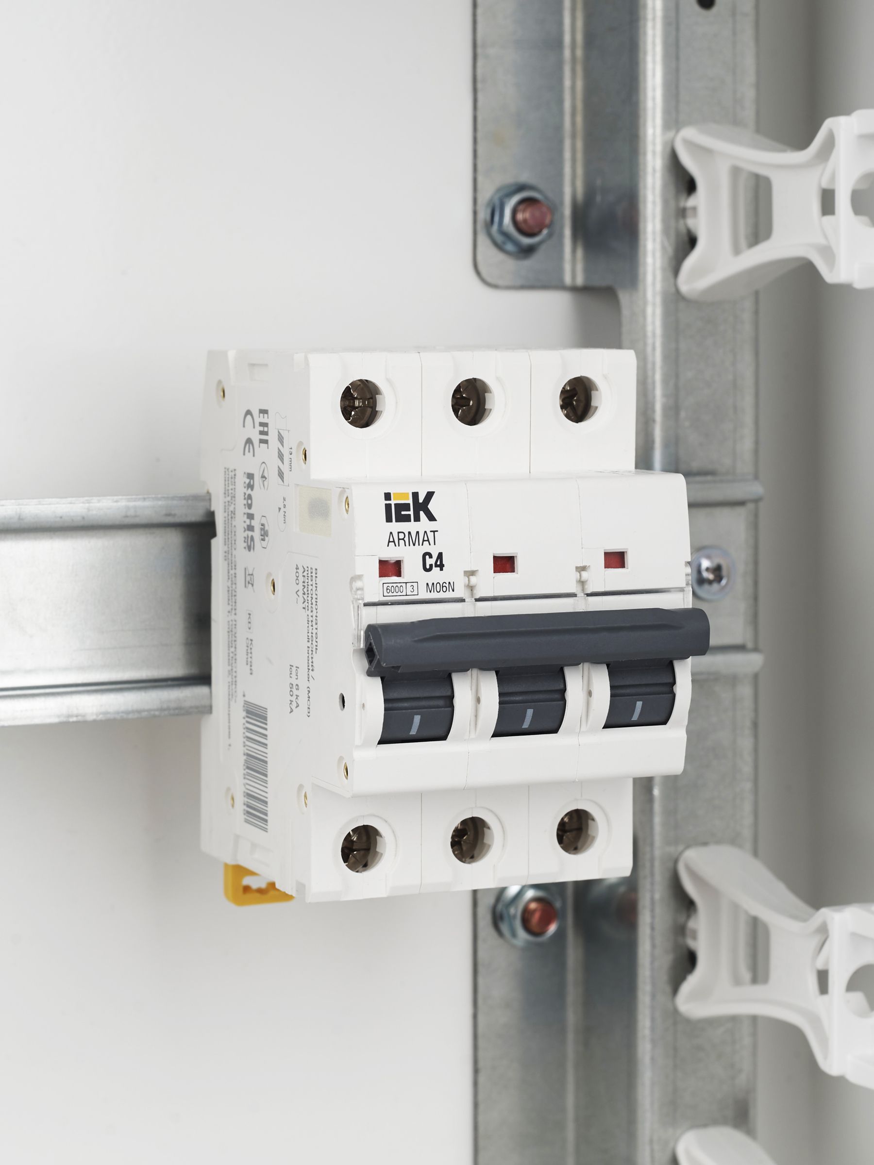 ARMAT Автоматический выключатель M06N 3P C 4А IEK