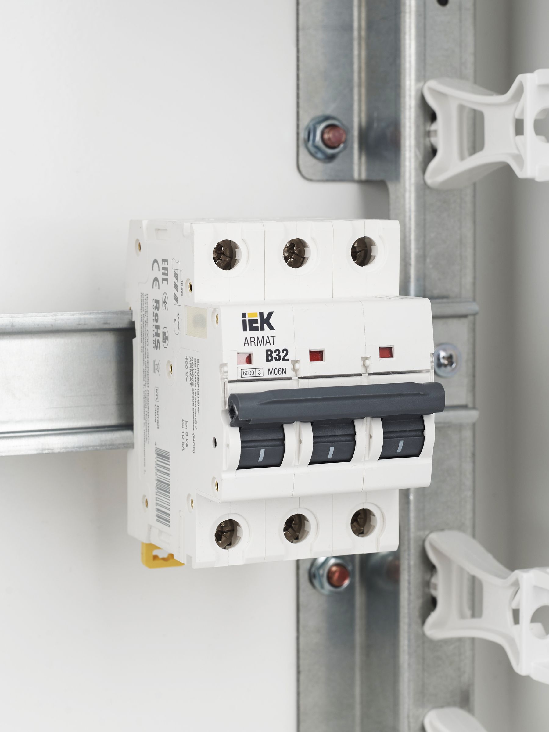 ARMAT Автоматический выключатель M06N 3P B 32А IEK