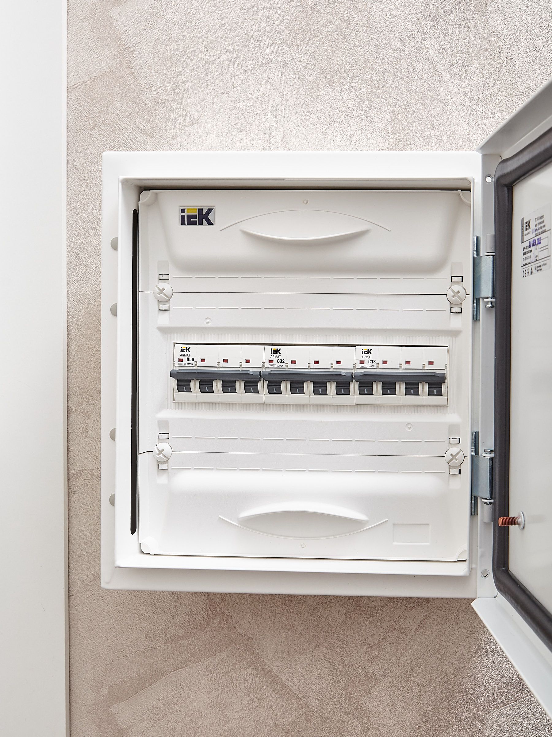 ARMAT Автоматический выключатель M06N 4P C 32А IEK