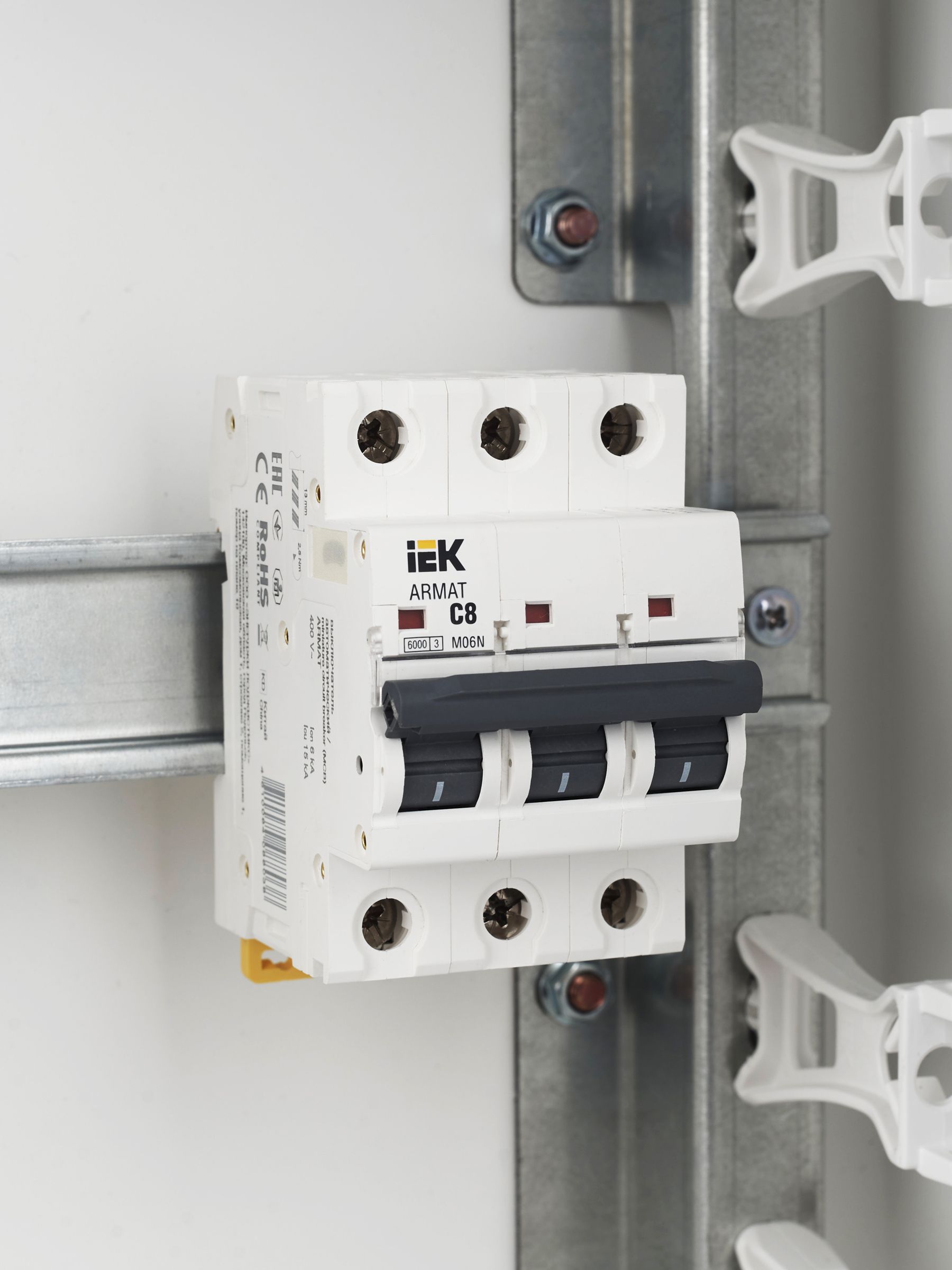 ARMAT Автоматический выключатель M06N 3P C 8А IEK