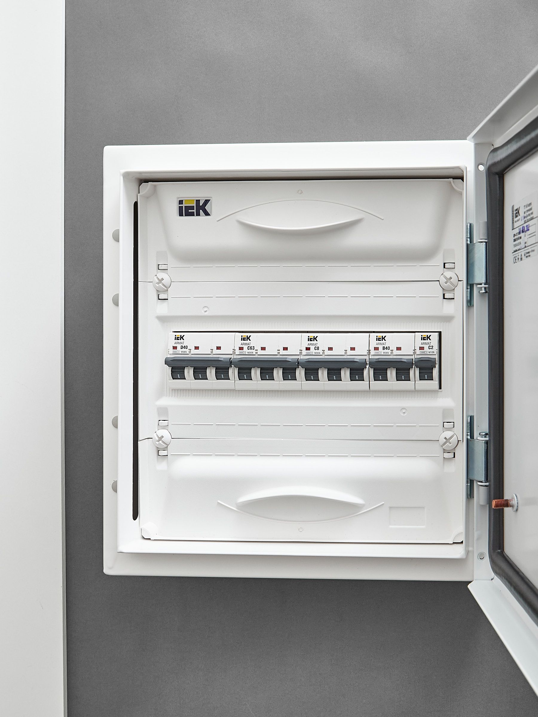 ARMAT Автоматический выключатель M06N 3P C 8А IEK