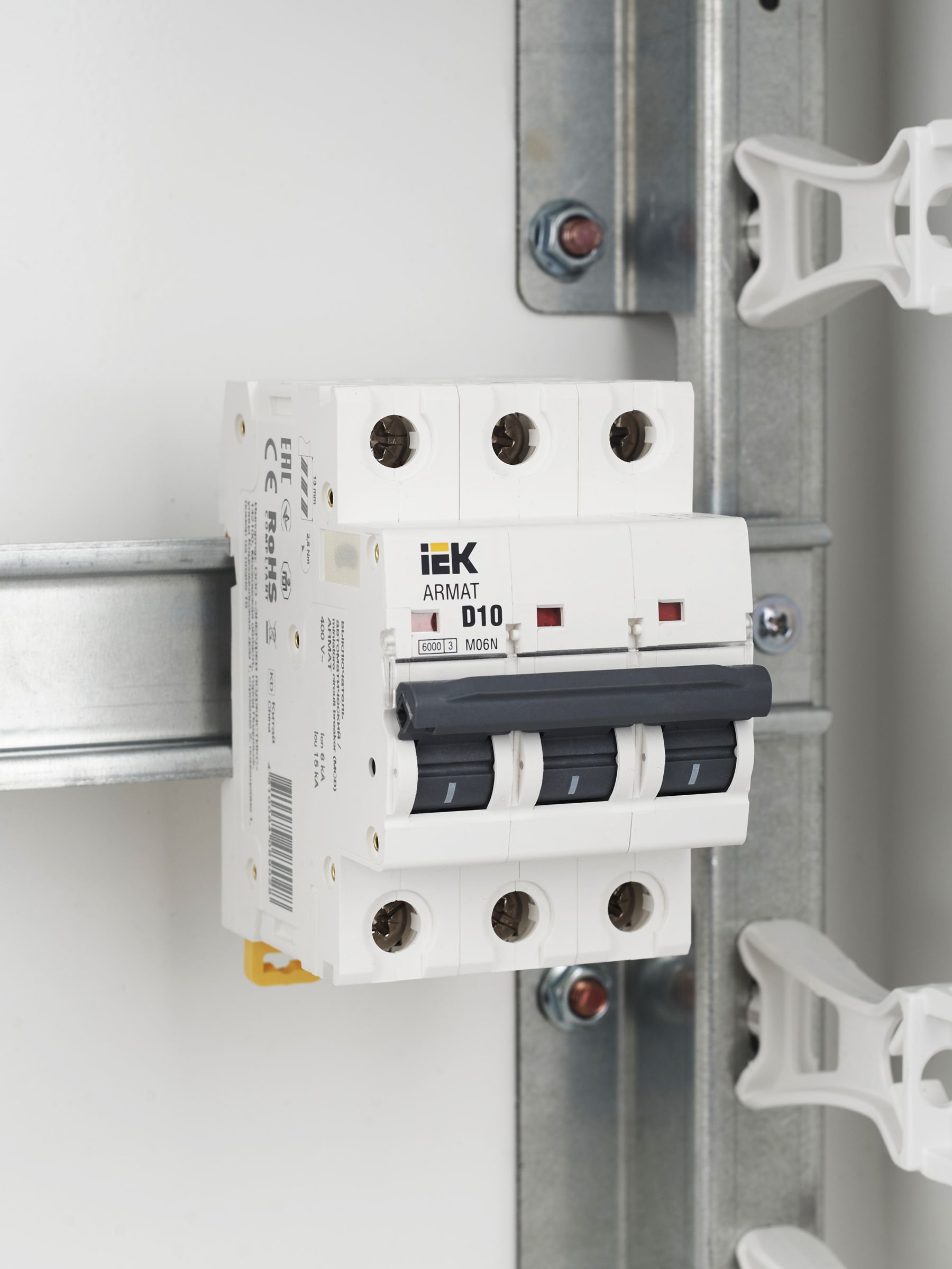 ARMAT Автоматический выключатель M06N 3P D 10А IEK