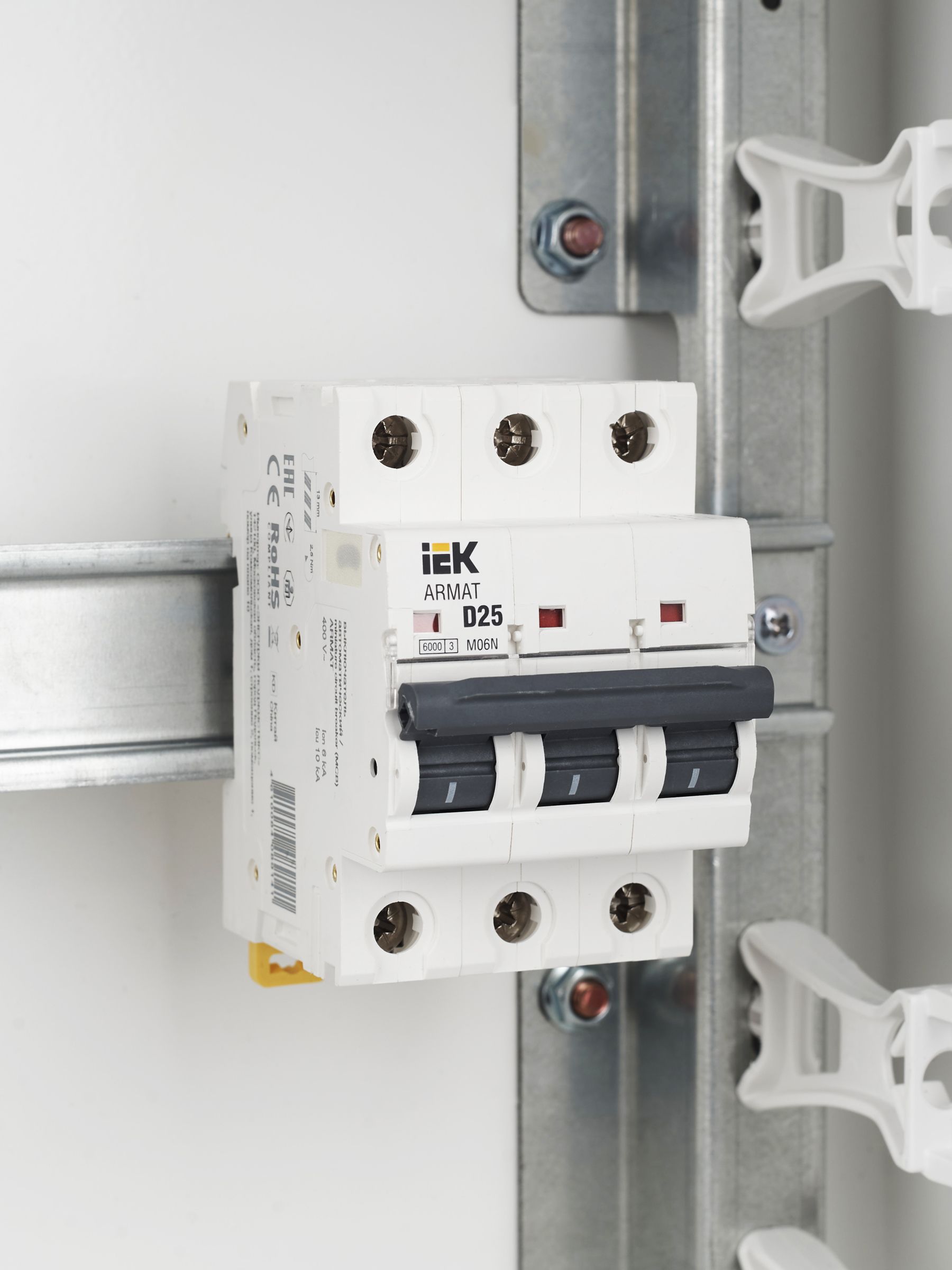 ARMAT Автоматический выключатель M06N 3P D 25А IEK