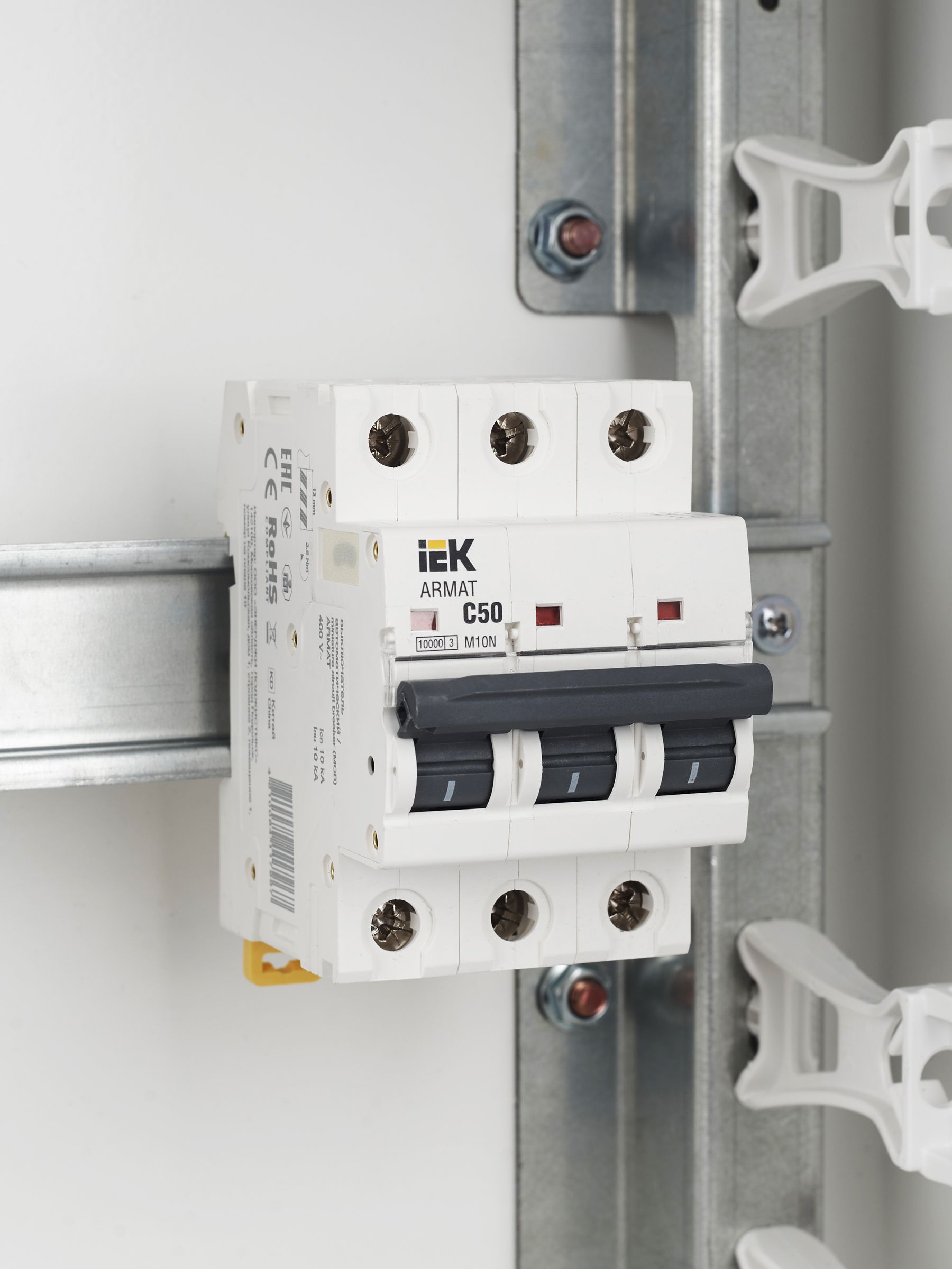 ARMAT Автоматический выключатель M10N 3P C 50А IEK