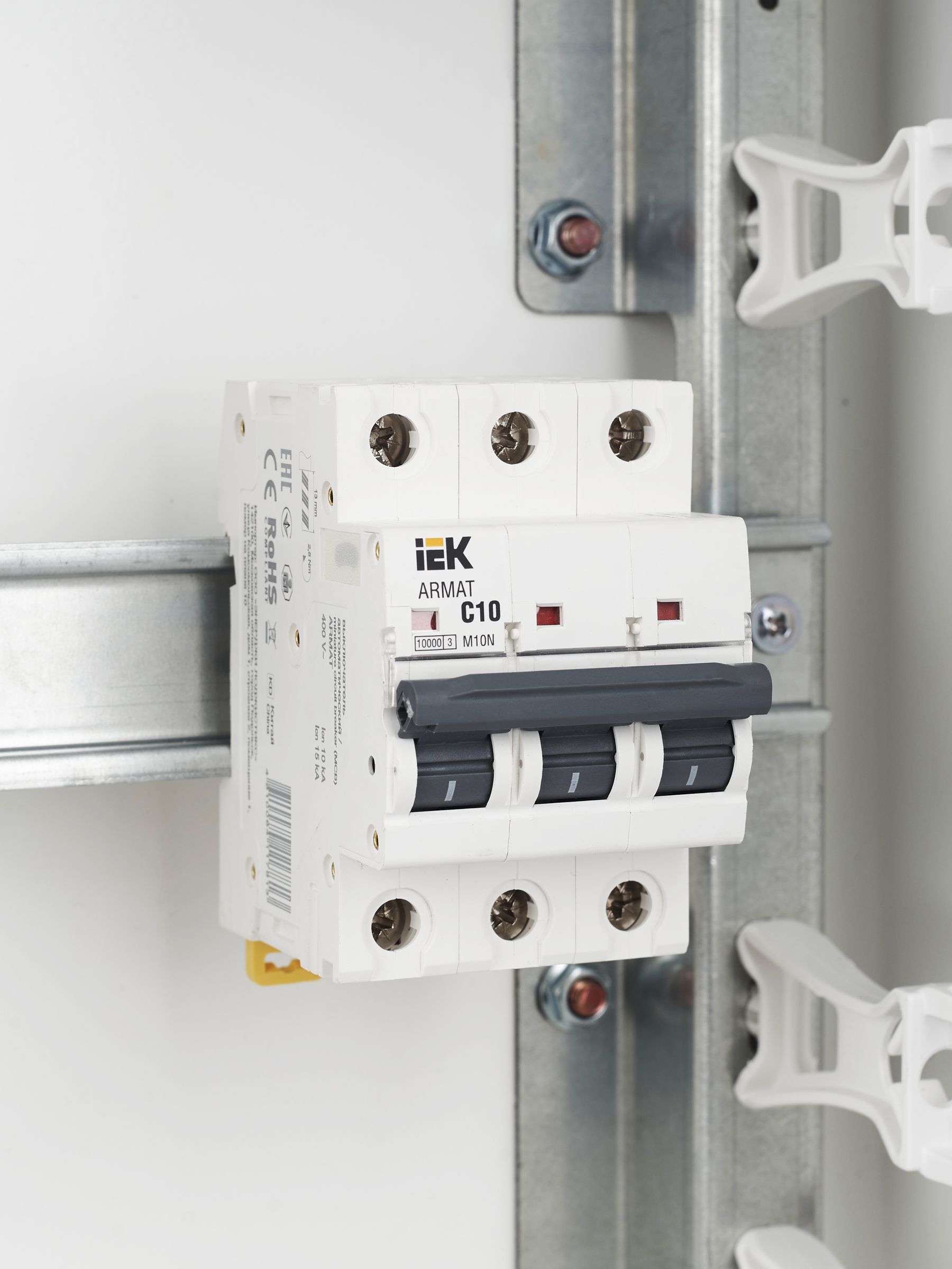 ARMAT Автоматический выключатель M10N 3P C 10А IEK