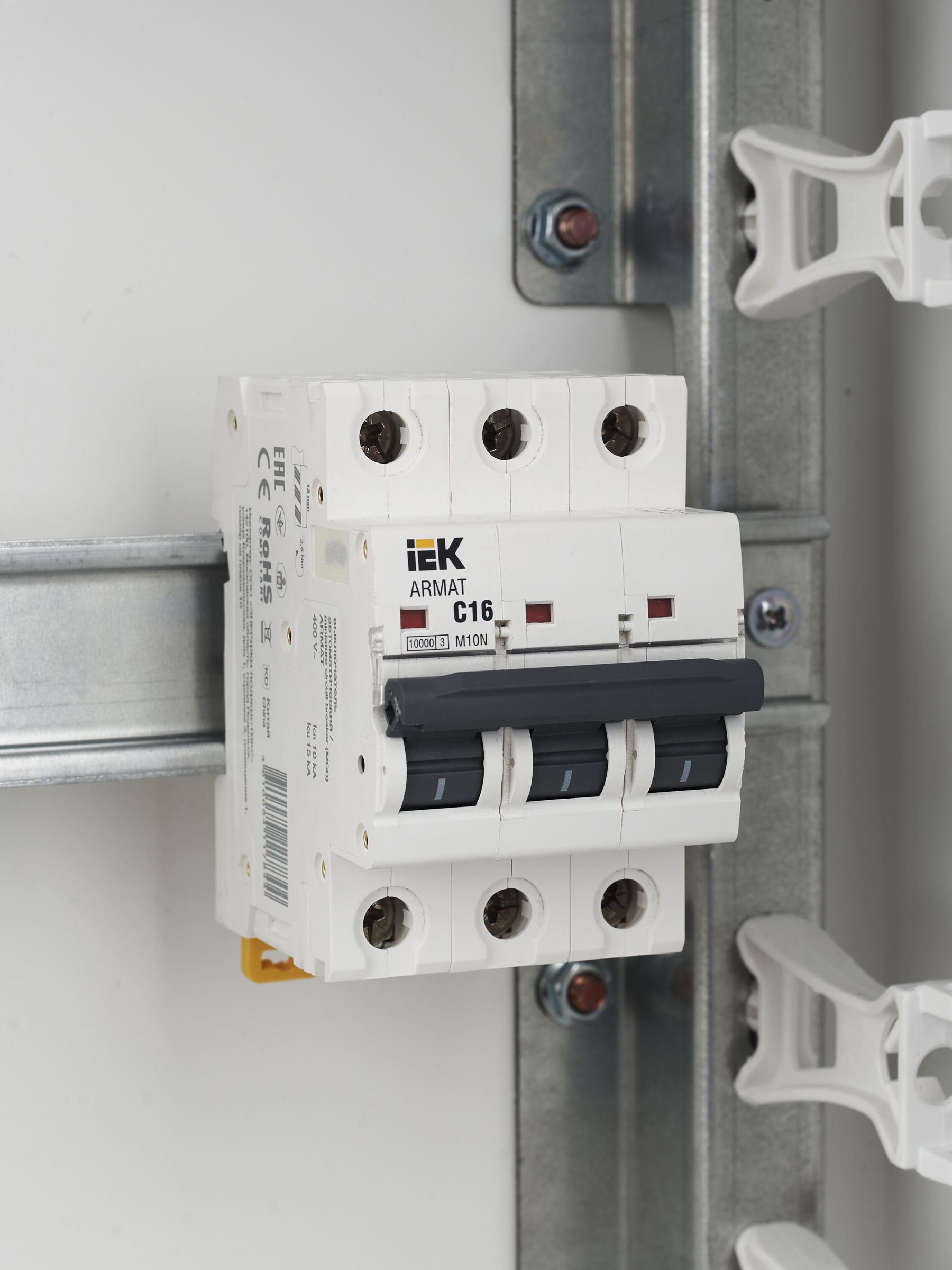 ARMAT Автоматический выключатель M10N 3P C 16А IEK