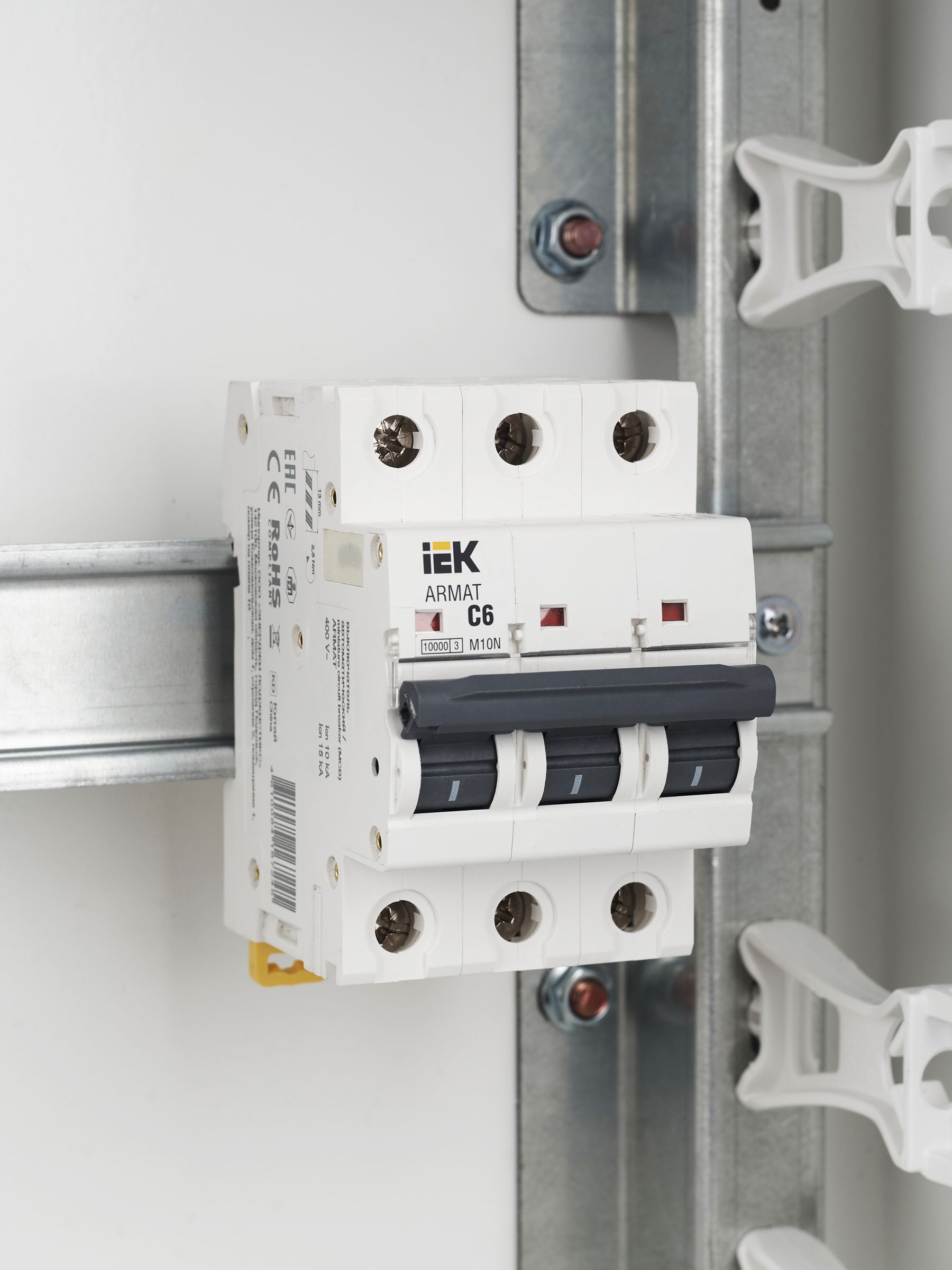 ARMAT Автоматический выключатель M10N 3P C 6А IEK