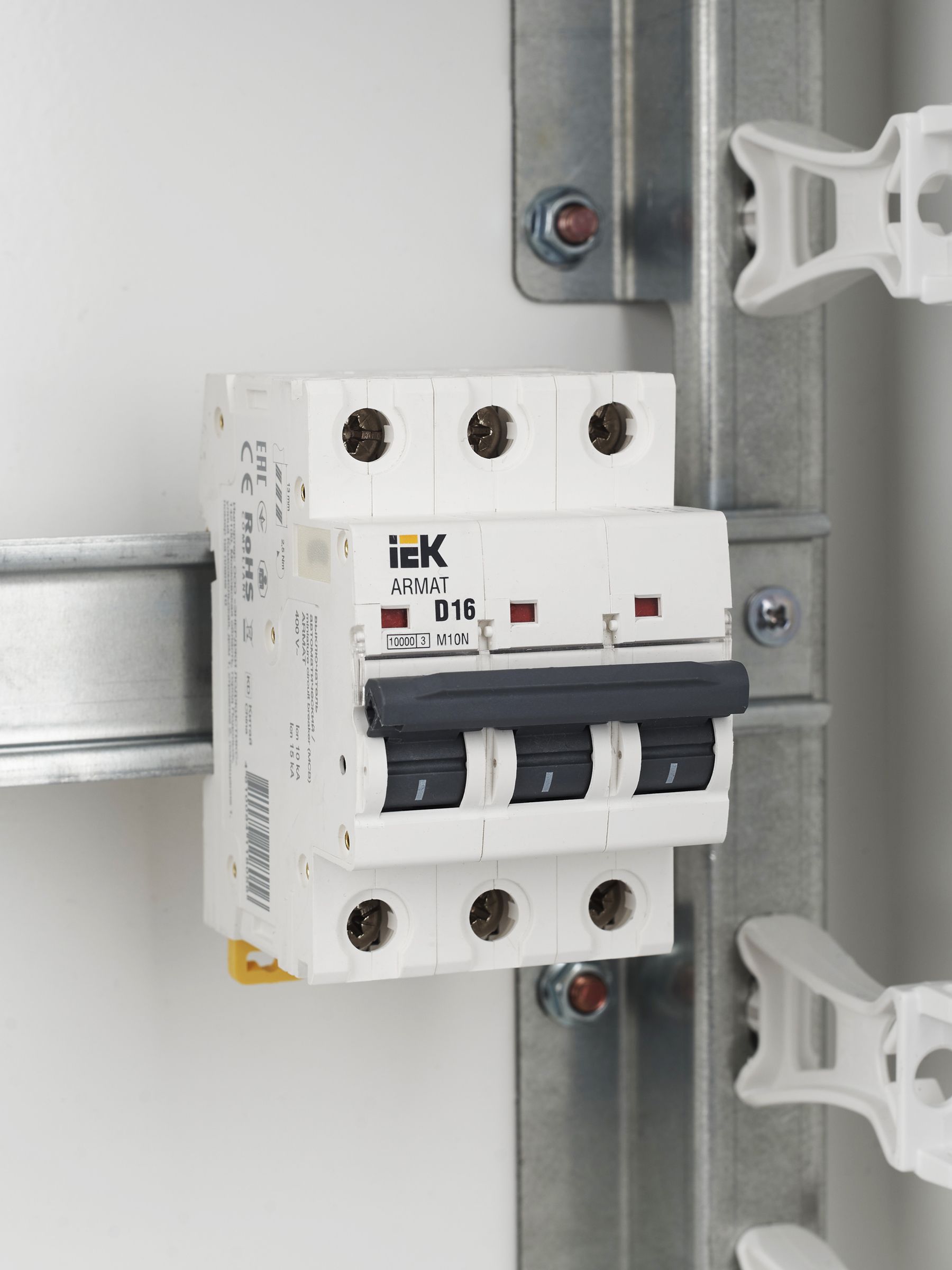 ARMAT Автоматический выключатель M10N 3P D 16А IEK