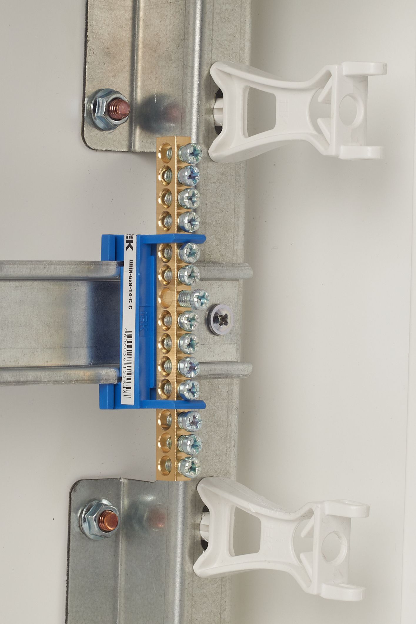 Шина N ноль на DIN-изоляторе типа Стойка ШНИ-6х9-14-С-С ИЭК
