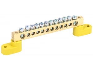 Шина PE 'земля' на двух угловых изоляторах ШНИ-8х12-12-У2-Ж IEK