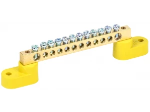 Шина PE 'земля' на двух угловых изоляторах ШНИ-6х9-12-У2-Ж IEK