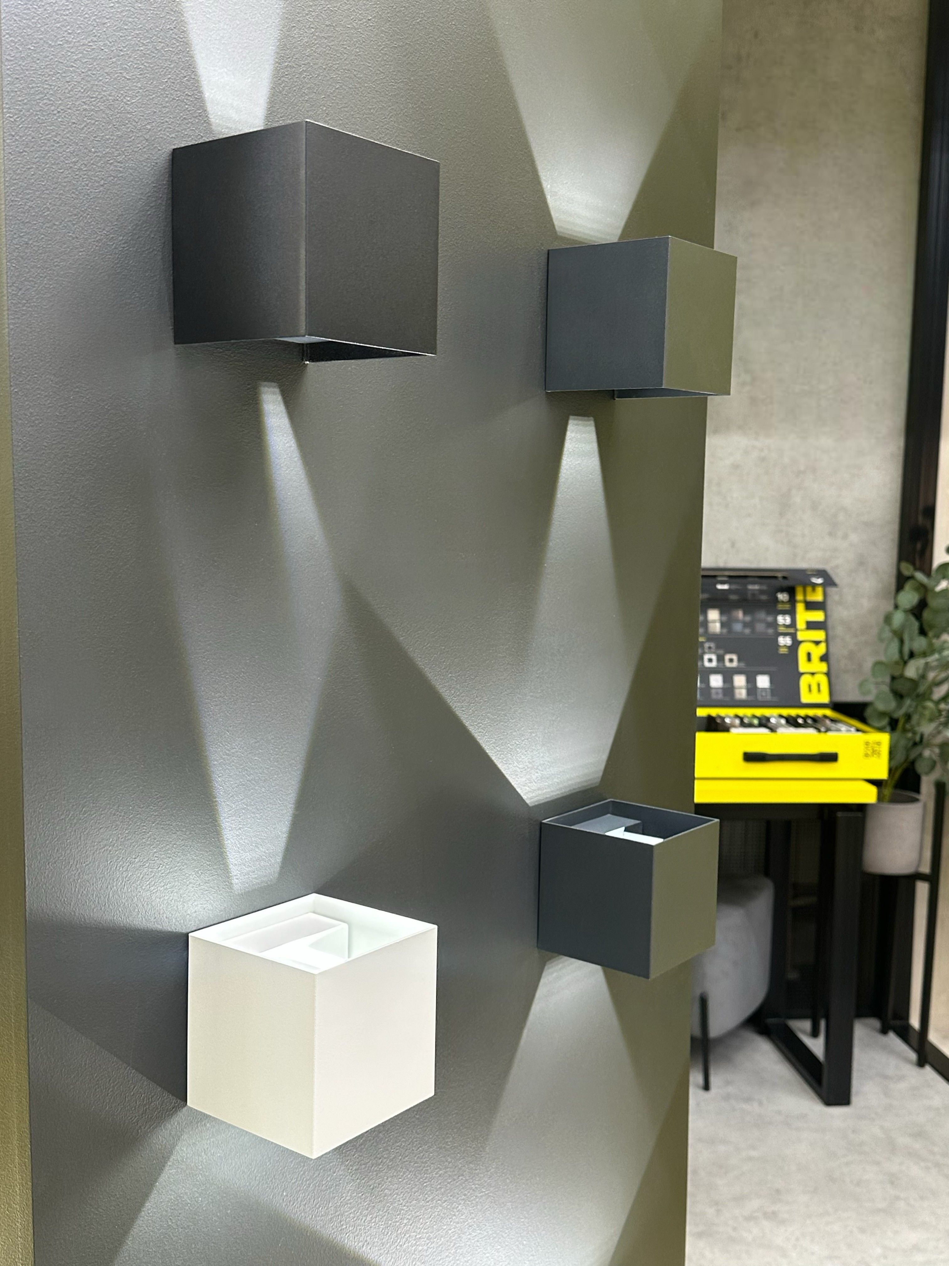 Светильник уличный светодиодный 5111 настенный 6Вт 4000К IP65 черный IEK