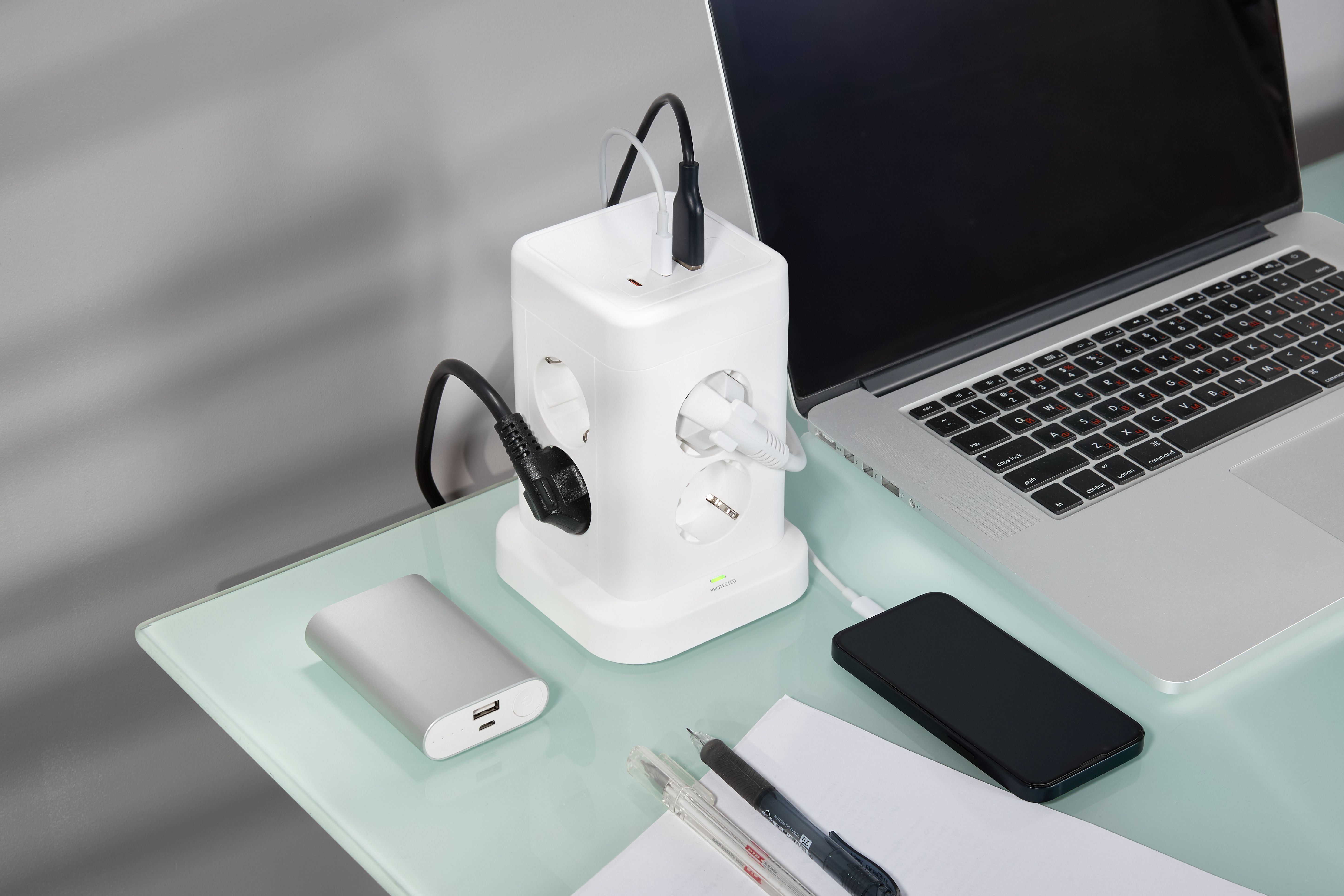 DOMINIC Удлинитель У08K 8 мест 2P+PE 1,5м 3х1,0мм2 16А/250В USB A+C 20Вт белый ИЭК